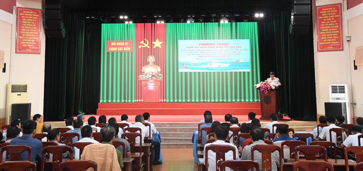 Quang cảnh buổi tuyên truyền về IUU.