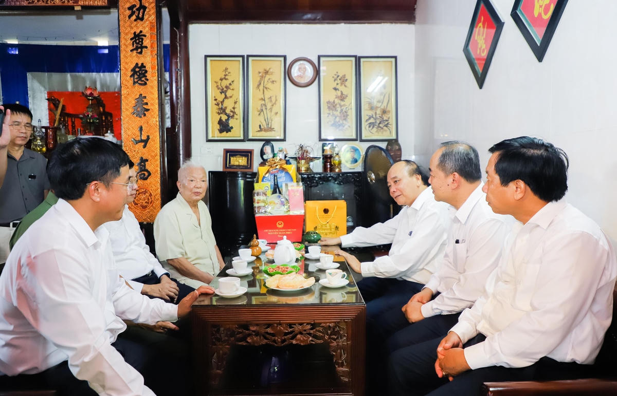 Chủ tịch nước Nguyễn Xuân Phúc thăm, tặng quà cho ông Nguyễn Bá, nguyên Ủy viên Trung ương Đảng, nguyên Bí thư Tỉnh ủy Nghệ An.