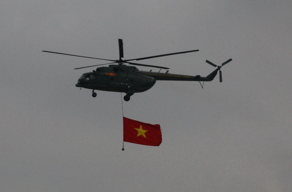 Lực lượng không quân Việt Nam hợp luyện bay chào mừng, với sự tham gia của 10 trực thăng, 7 máy bay “hổ mang chúa” tiêm kích SU- 30MK2 cùng biên đội máy bay huấn luyện đa nhiệm Yak-130. (Ảnh: Sỹ Tuyên/TTXVN)