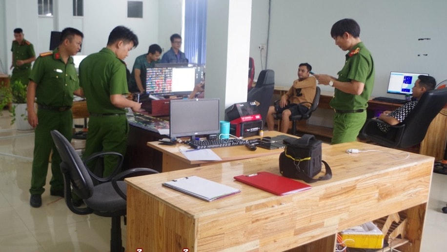 Lực lượng Công an khám xét nơi làm việc của đối tượng Song.