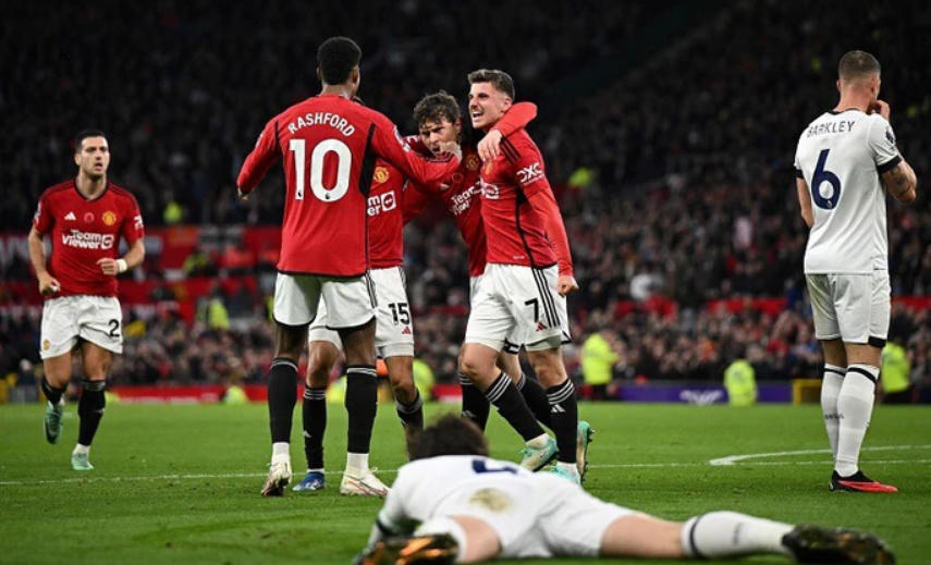 Man United chật vật đánh bại Luton Town, bay lên Top 6. Ảnh: NLĐ.