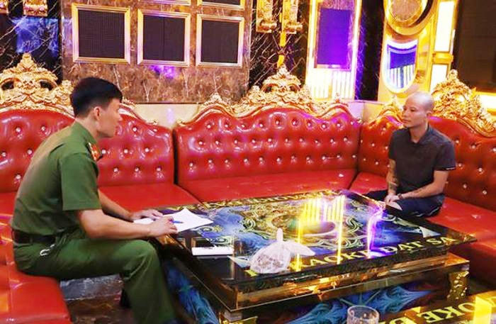 Cơ quan công an lấy lời khai của các đối tượng liên quan. Ảnh: CAHT