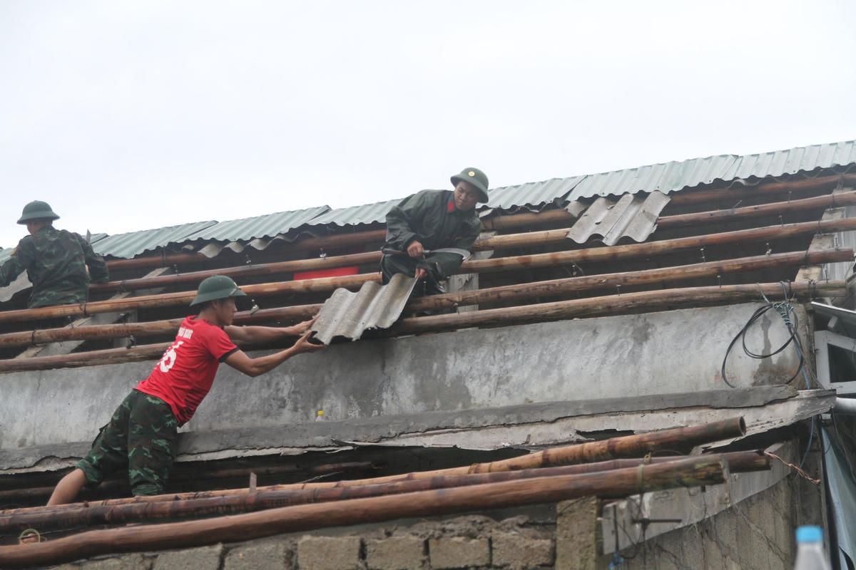 Hàng nghìn cán bộ, chiến sĩ thuộc các lực lượng vũ trang tỉnh Thừa Thiên Huế giúp người dân khắc phục hậu quả do bão số 4 gây ra.