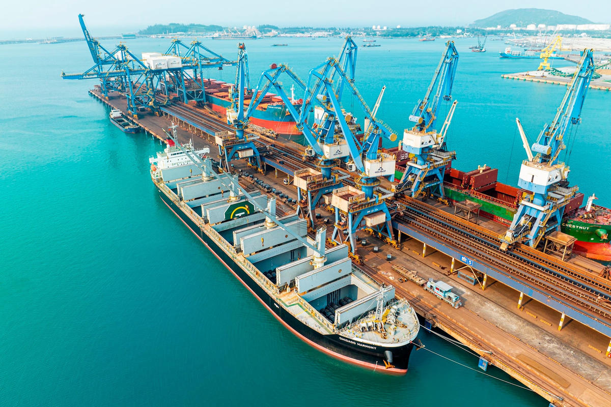 Xuất hàng tại Cảng chuyên dùng Hòa Phát Dung Quất