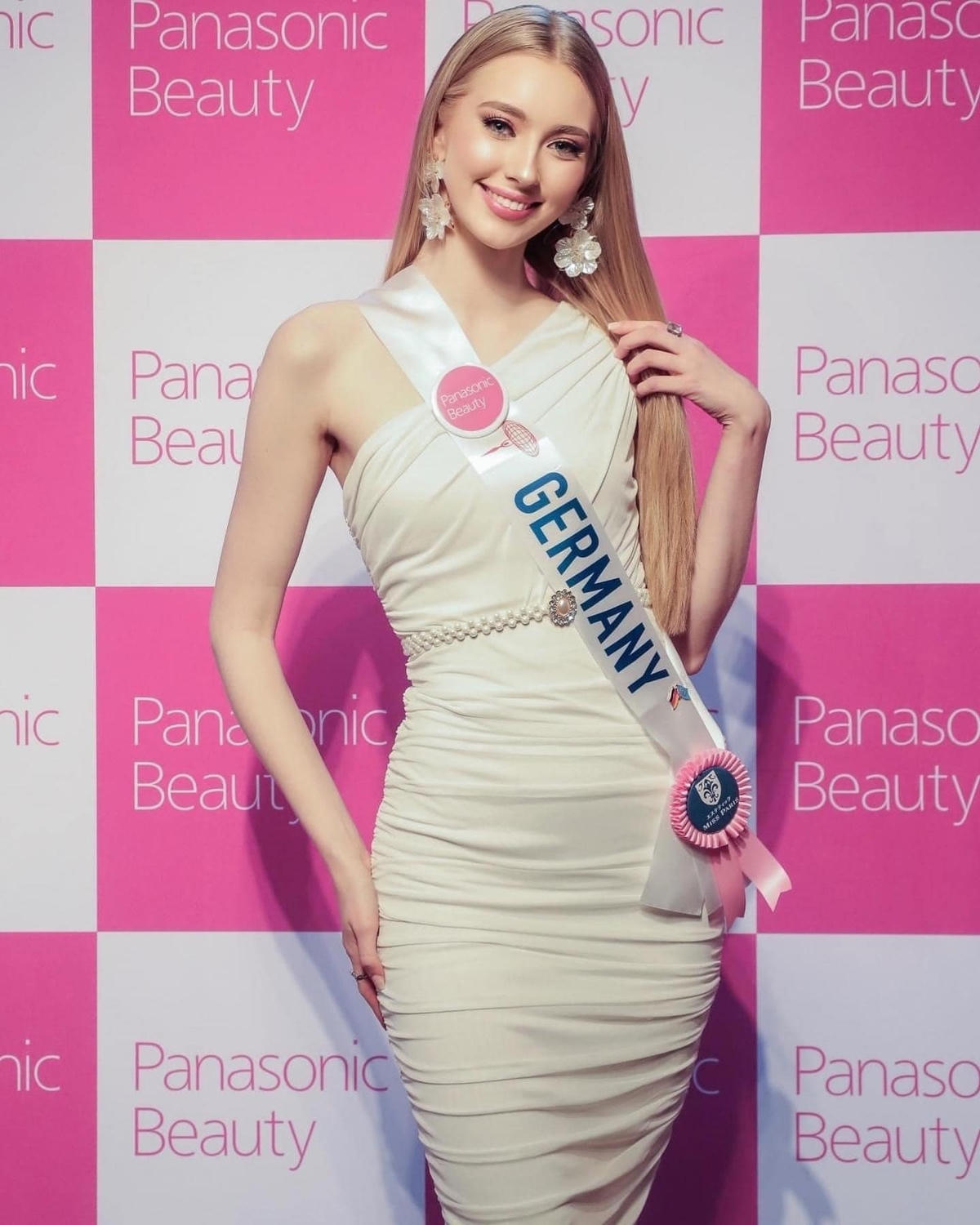 Nhiều fan sắc đẹp còn ưu ái ví nhan sắc của Jasmin Selberg như "búp bê sống" hay nhận xét cô mang vẻ đẹp của thiên thần.