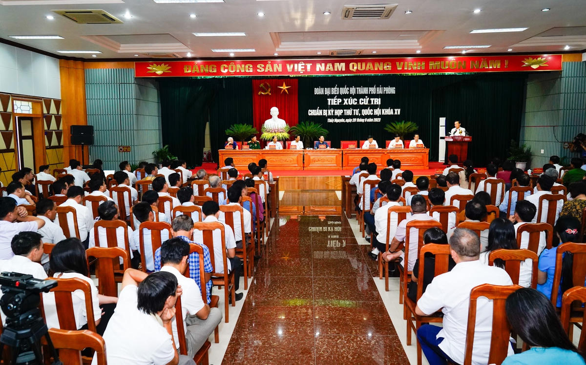 Quang cảnh buổi tiếp xúc cử tri tại huyện Thuỷ Nguyên (TP Hải Phòng).