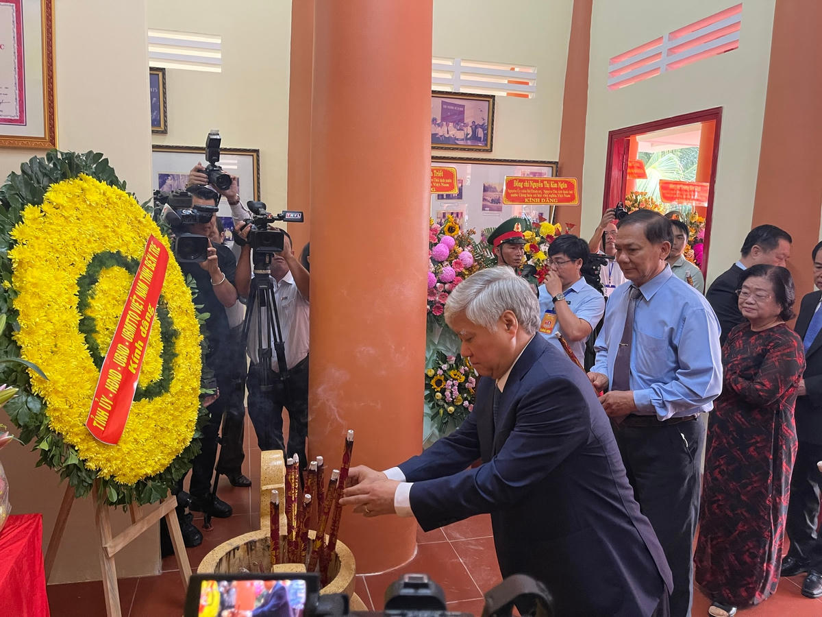 Chủ tịch Đỗ Văn Chiến dâng hương tại nhà tưởng niệm.