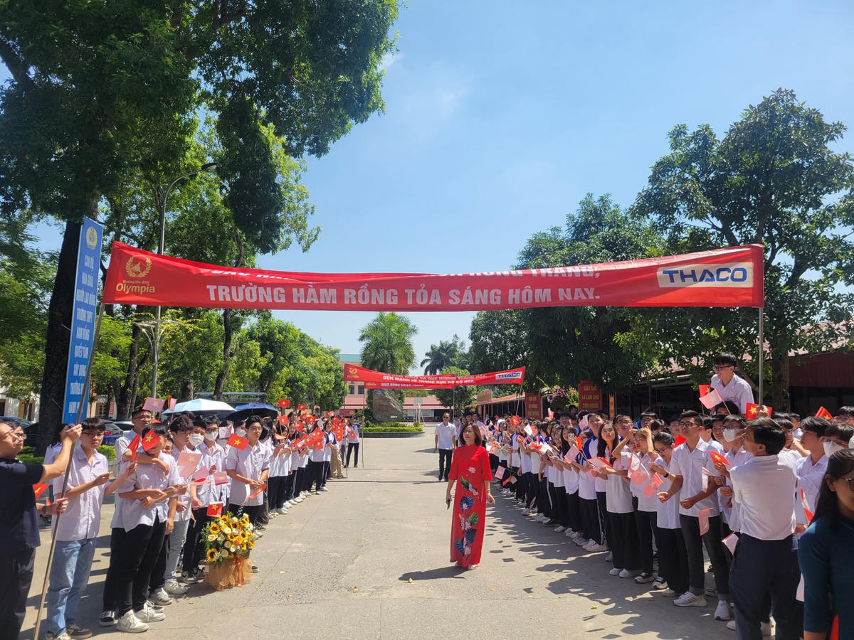11h trưa nay, sau tiết học trên lớp, hàng nghìn học sinh tại Trường THPT Hàm Rồng đã có mặt trước cổng trường để chào đón quán quân Olympia Lê Xuân Mạnh trở về.
