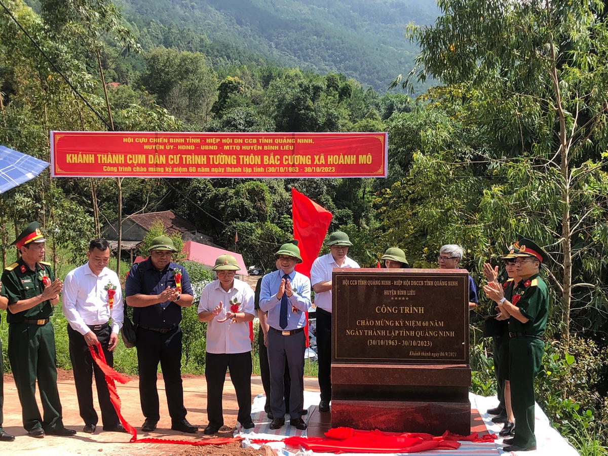 Các đại biểu kéo biển khánh thành công trình.  