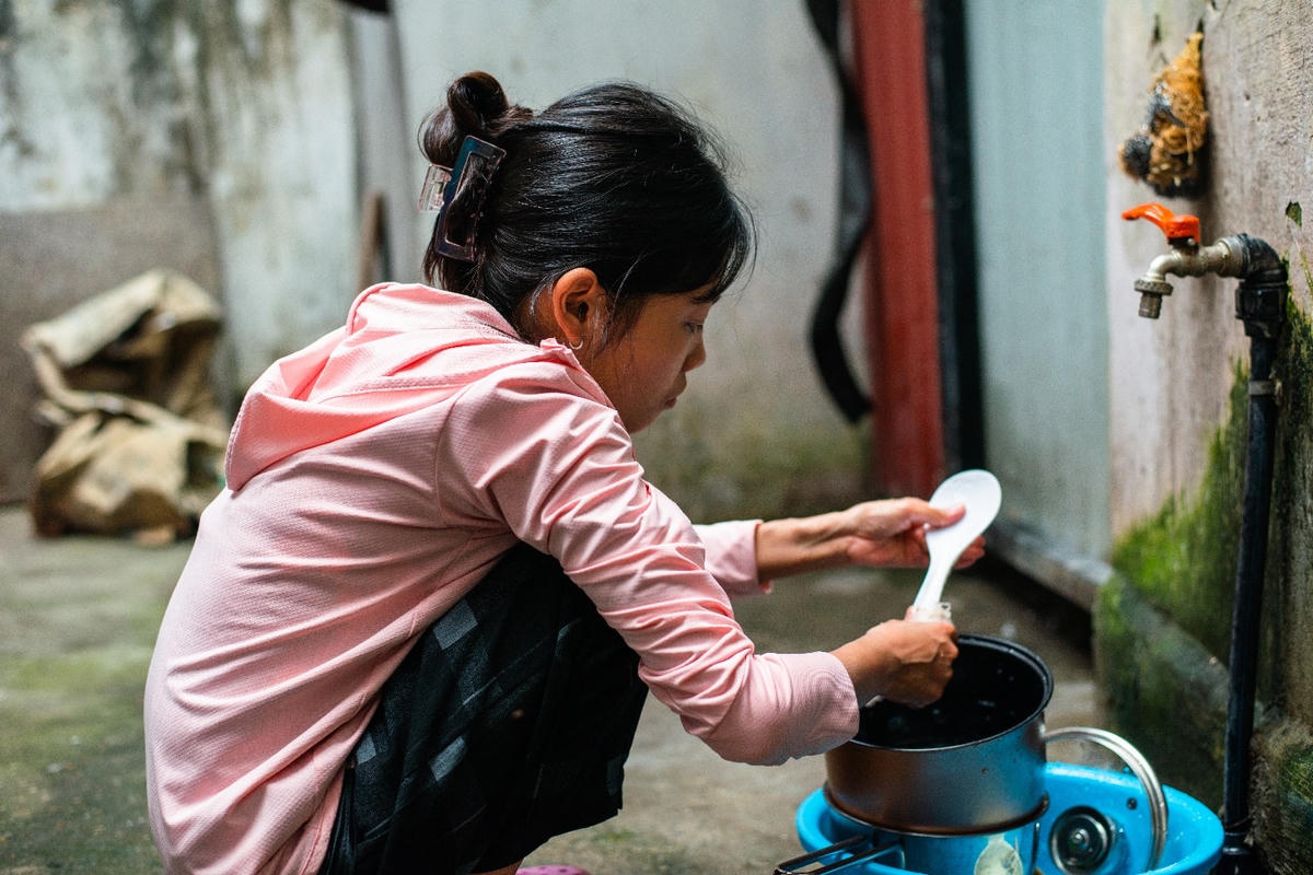 Cô gái bé nhỏ luôn cố gắng tự chăm sóc bản thân.