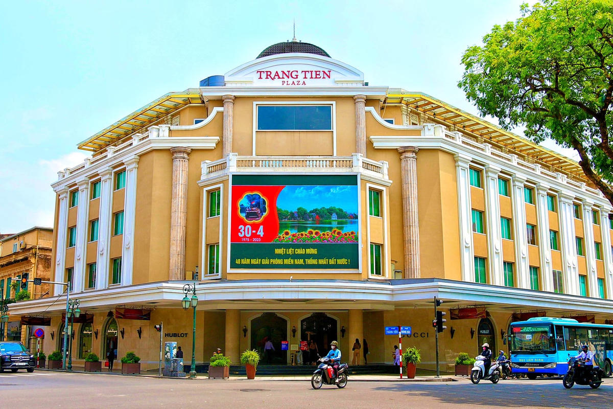 Bảng điện tử tại Tràng Tiền Plaza chào mừng ngày lễ 30-4 và 1-5.