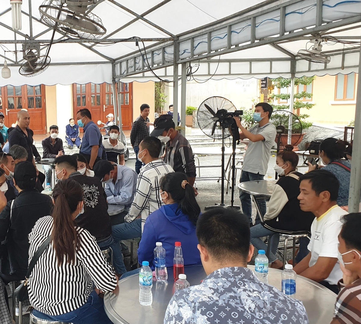 Người nhà các nạn nhân tử vong trong vụ cháy đang làm thủ tục nhận thi thể tại nhà tang lễ Bộ Quốc phòng (T.Kiệt).