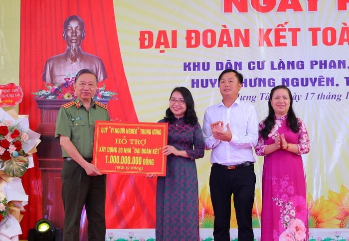 Bộ trưởng Bộ Công an Tô Lâm dự và trao quà tại Ngày hội Đại đoàn kết tại Nghệ An.