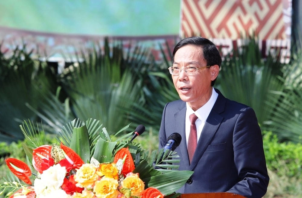 Ông Đầu Thanh Tùng, Phó Chủ tịch UBND tỉnh Thanh Hóa đọc diễn văn khai mạc lễ hội.