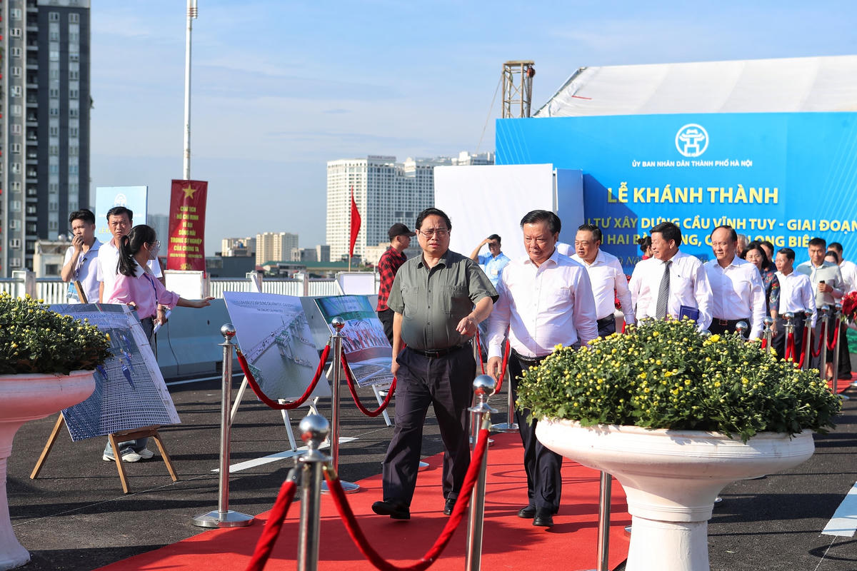 Thủ tướng Phạm Minh Chính cùng lãnh đạo UBND TP Hà Nội dự lễ khánh thành cầu Vĩnh Tuy giai đoạn 2. Ảnh: Lê Khánh.