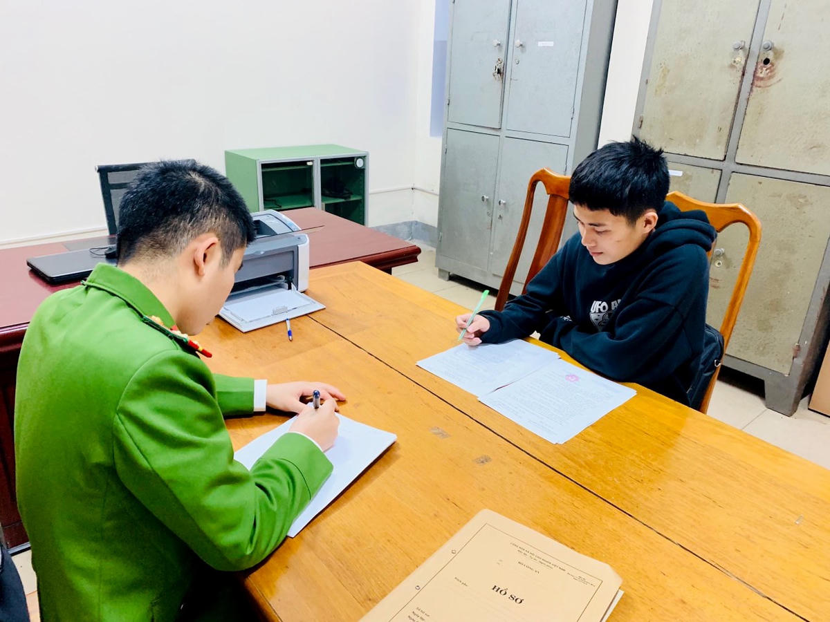 Đối tượng Trần Trung Kiên tại cơ quan công an.