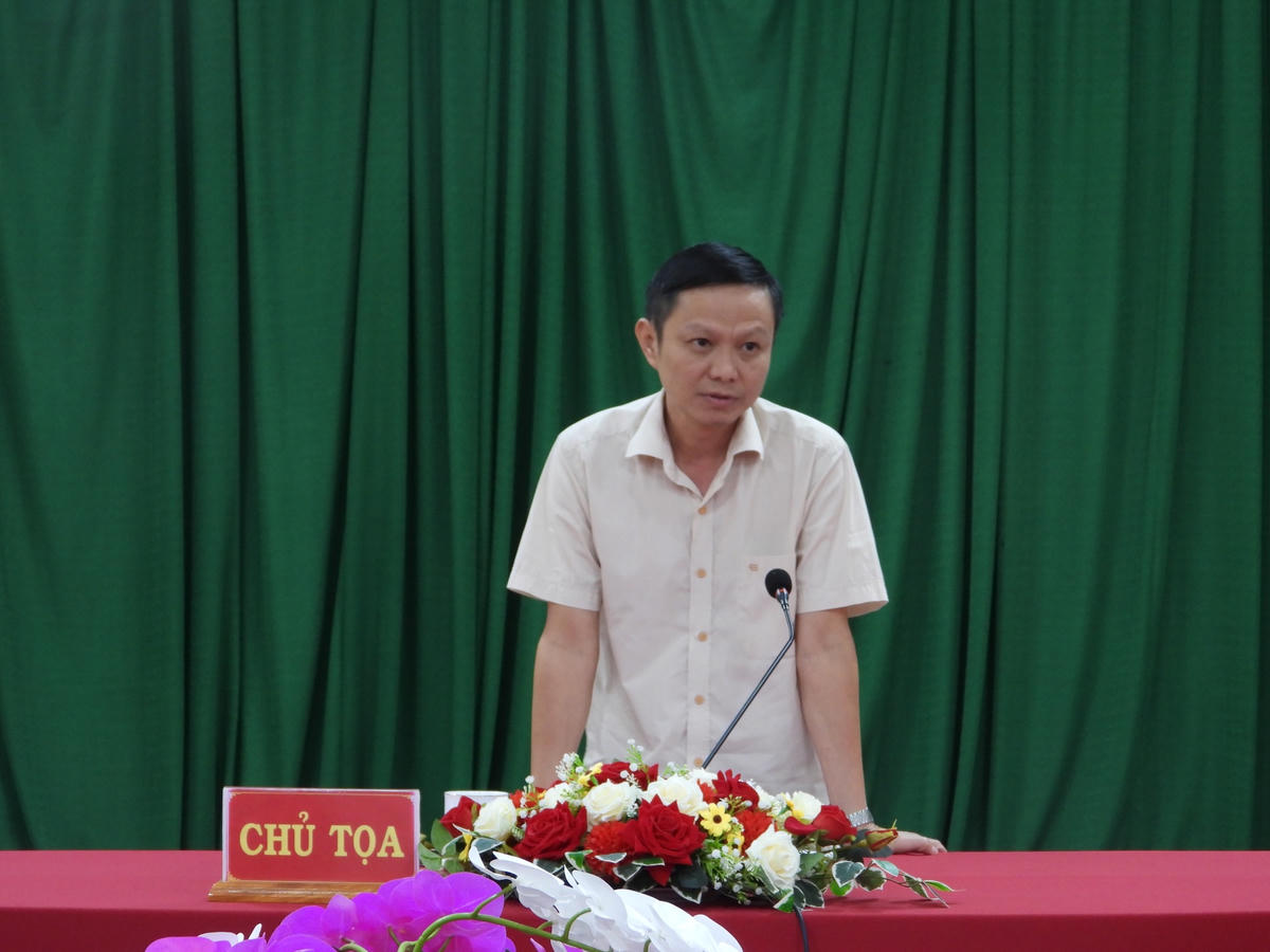 Ông Phạm Trung Nghĩa, Chủ tịch UBND huyện Buôn Đôn chủ trì cuộc họp.