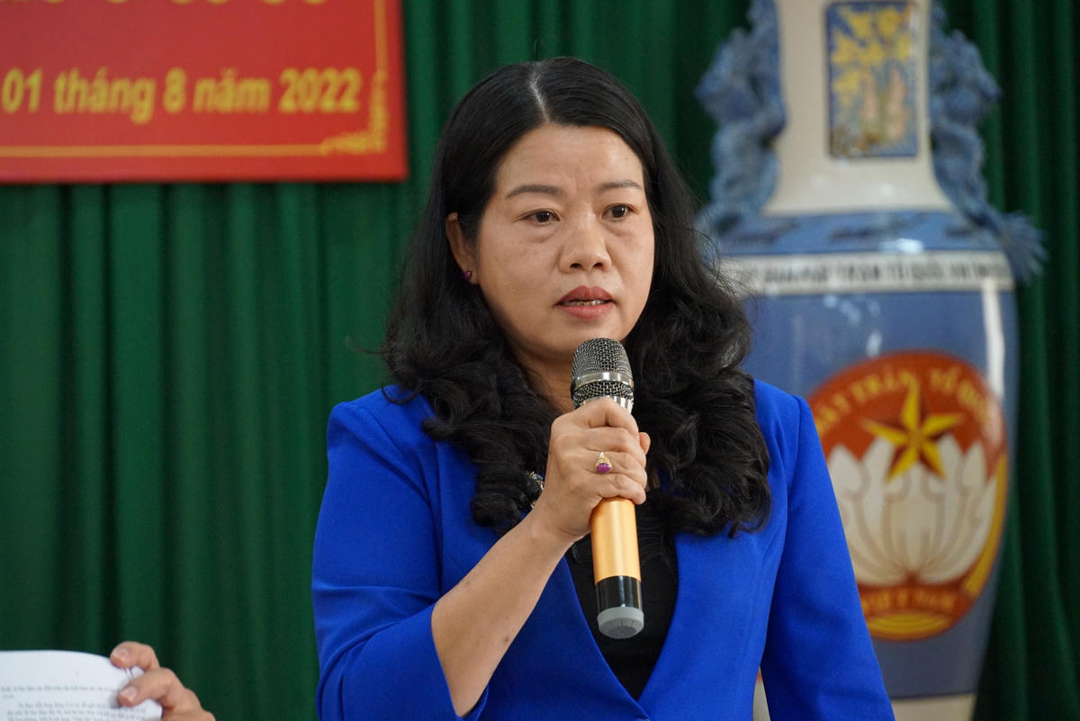 Bà Lưu Thị Hà, Phó Chủ tịch Ủy ban MTTQ Việt Nam tỉnh Đồng Nai phát biểu tại hội nghị. Ảnh: Mạnh Thìn.