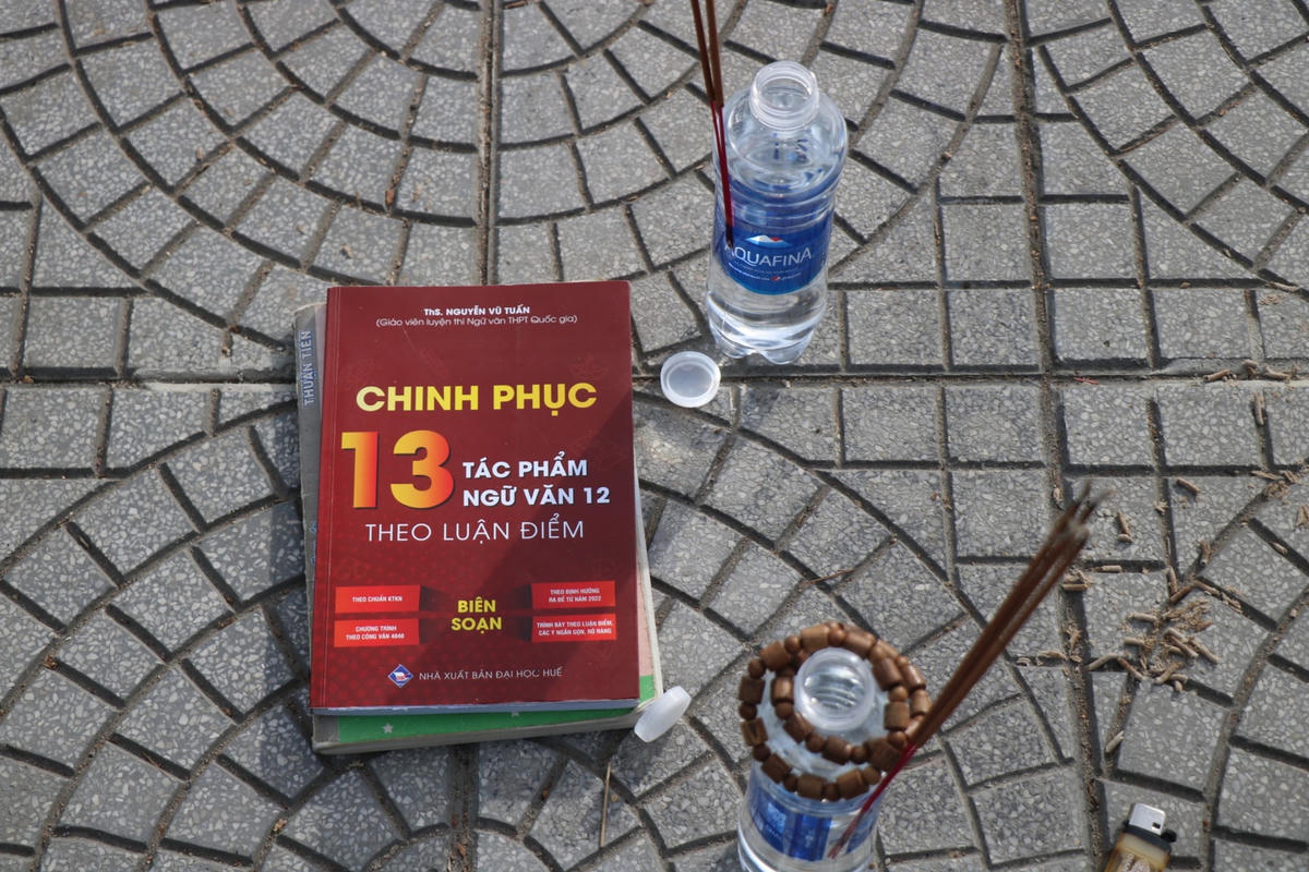 Ngoài nước lọc, các sĩ tử còn mang thêm vòng tay, bút, máy tính... đặt trước tượng Phật Quan Thế Âm Bồ Tát để cầu mong mọi điều tốt lành sẽ đến với mình trong suốt kỳ thi.
