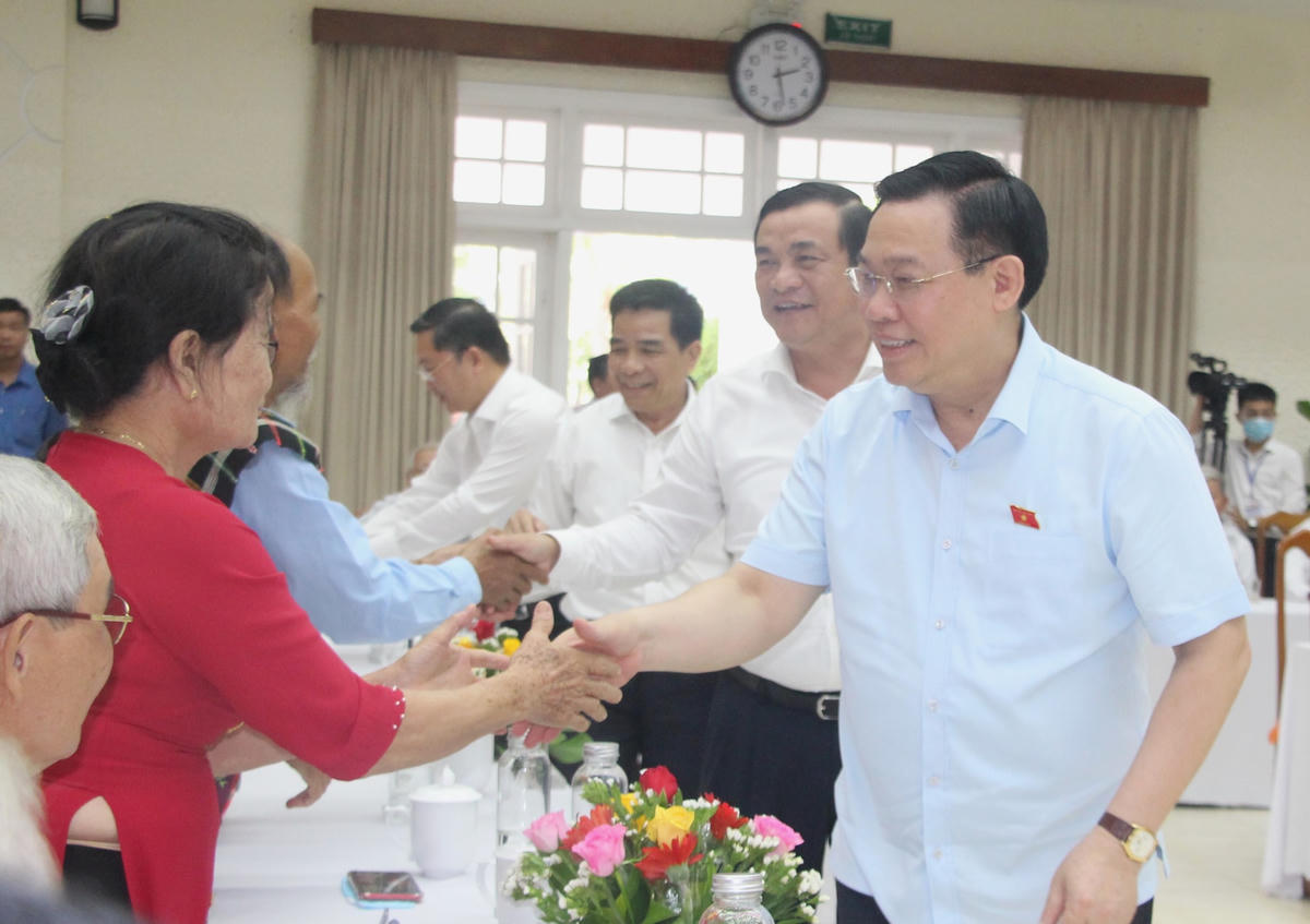 Chủ tịch Quốc hội bắt tay với các đại biểu tại buổi gặp mặt.