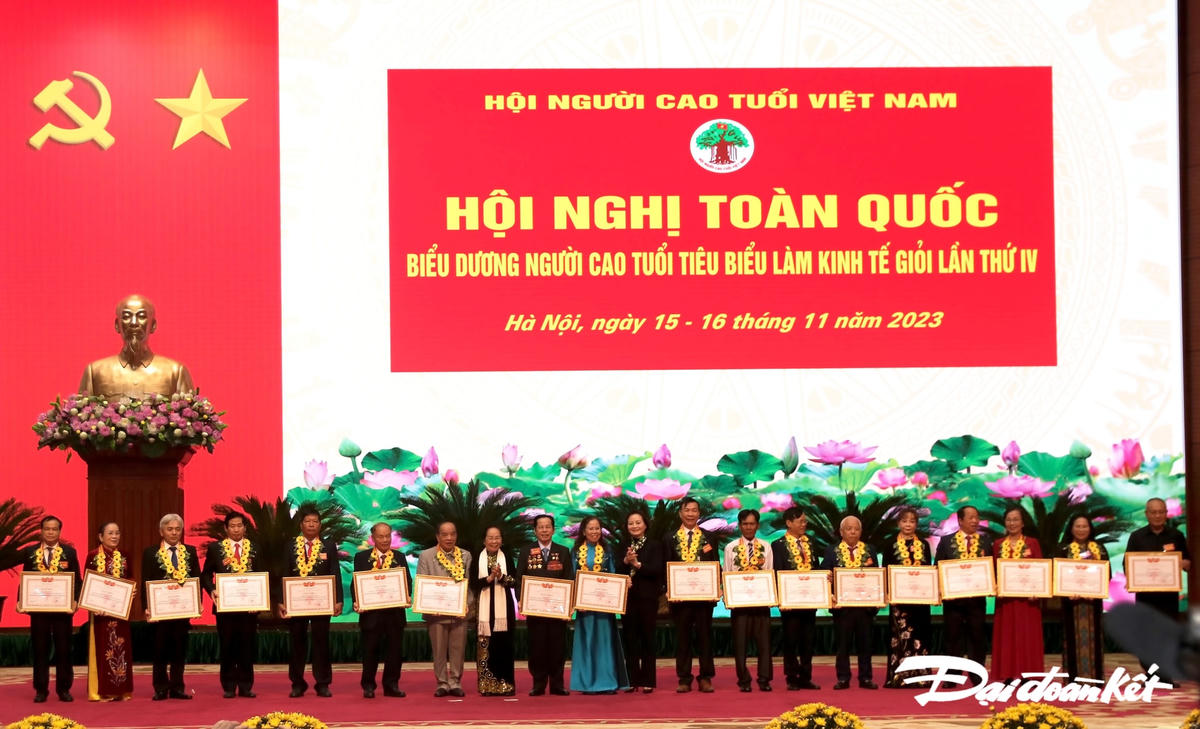 Trao tặng, khen thưởng NCT tiêu biểu, vinh danh các tập thể cá nhân có nhiều đóng góp cho sự nghiệp bảo vệ, chăm sóc và phát huy vai trò NCT tại Hội nghị. Ảnh: Tiến Đạt.