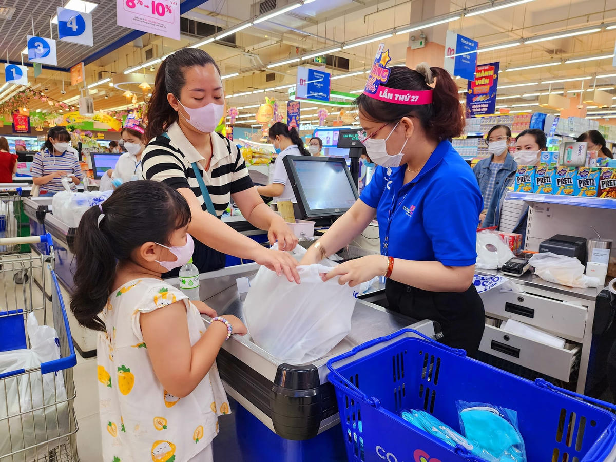Ngành bán lẻ tung ra nhiều chương trình khuyến mãi kích cầu tiêu dùng.