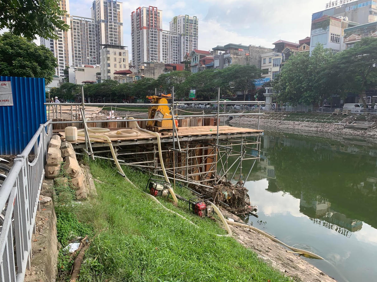 Được biết, hệ thống cống gom nước thải sông Tô Lịch dài 21km, trong đó, có hơn 11km đi ngầm, được khởi công vào tháng 5/2020. Theo thiết kế, hệ thống cống gom nước thải chạy dọc sông Tô Lịch sẽ dẫn nước thải về Nhà máy xử lý nước thải Yên Xá.