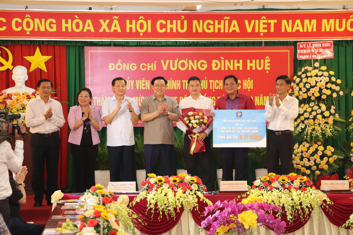 Chủ tịch Quốc hội chứng kiến Lãnh đạo Tập đoàn Xăng dầu Việt Nam trao bảng tượng trưng 5 tỷ đồng ủng hộ Quỹ vì người nghèo của tỉnh để xây dựng 100 căn nhà đại Đoàn kết.