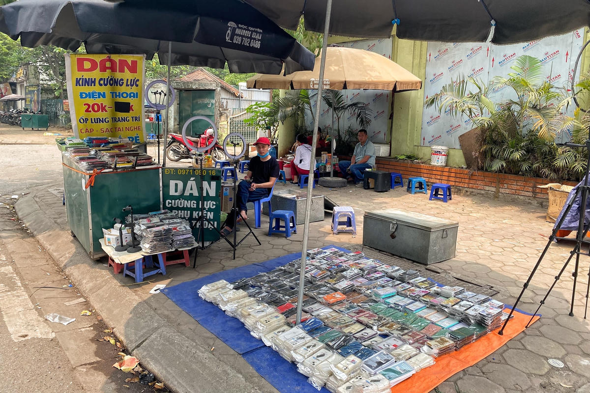 Bày bán sản phẩm trên vỉa hè.