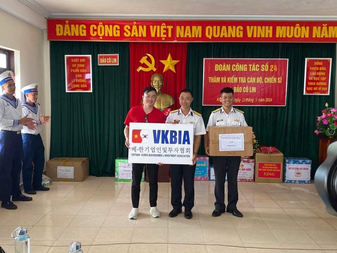 Đại diện VKBIA trao quà cho cán bộ chiến sĩ trên đảo Cô Lin