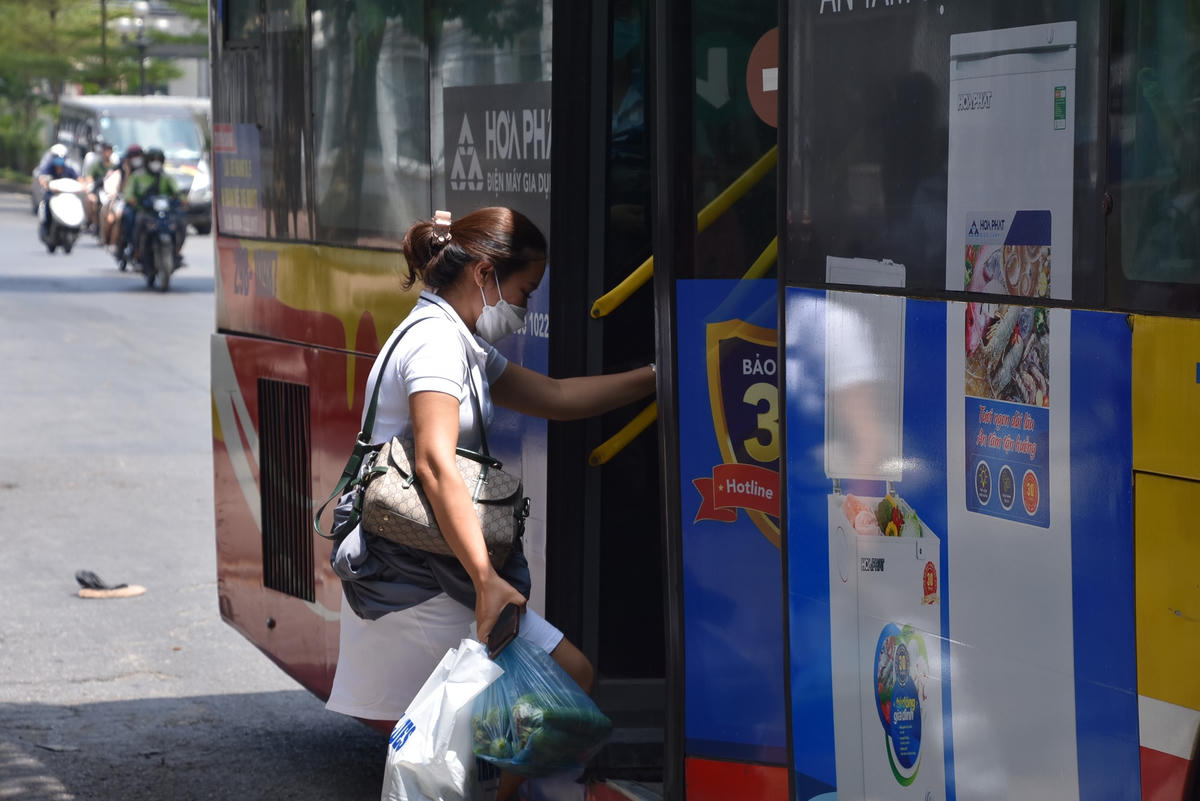 Với lợi thế giá dịch vụ rẻ, lại có điều hoà mát mẻ, xe bus được đông đảo người dân Thủ đô lựa chọn trong những ngày này. 