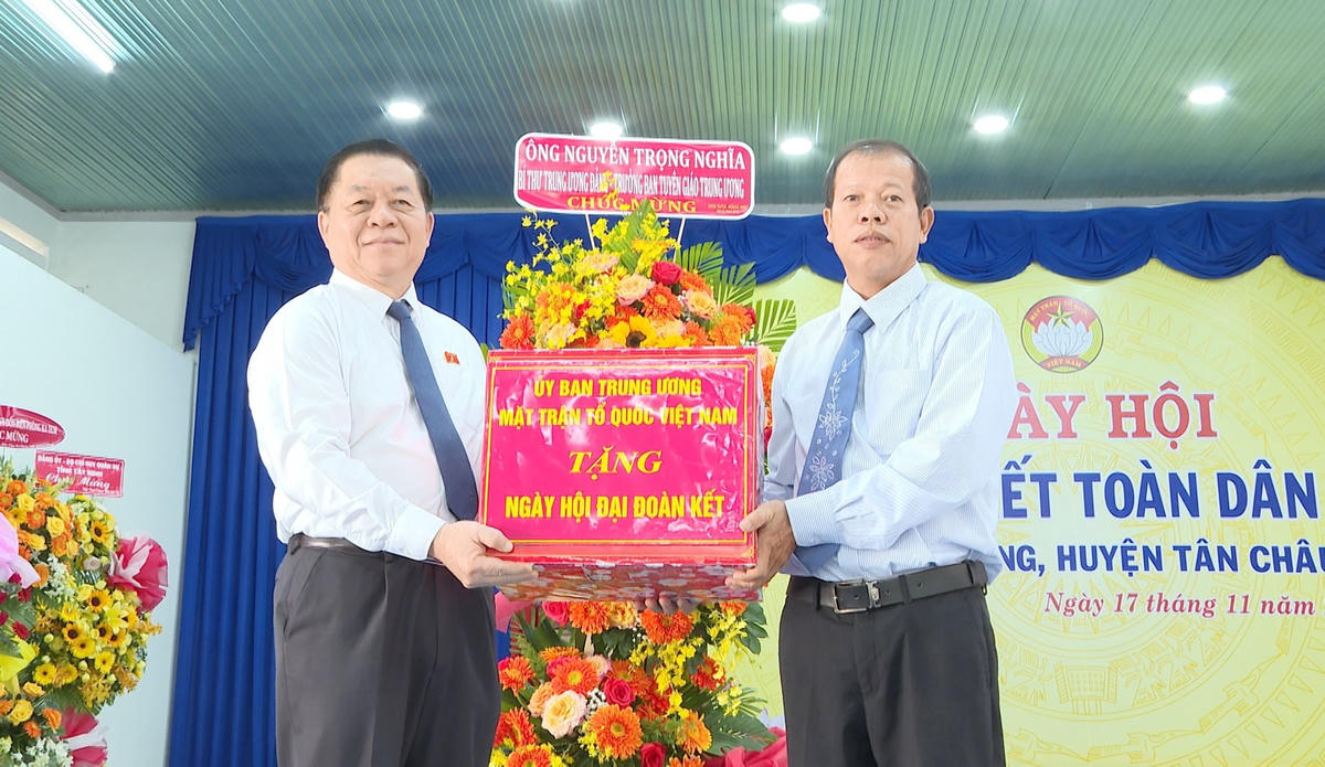 Ông Nguyễn Trọng Nghĩa tặng hoa chúc mừng xã Tân Đông.