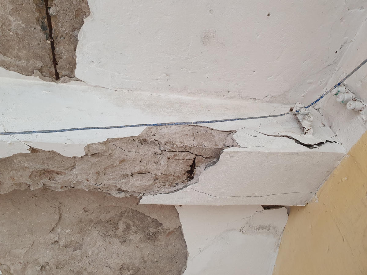 Nhiều vết nứt và bong tróc ở các căn hộ.