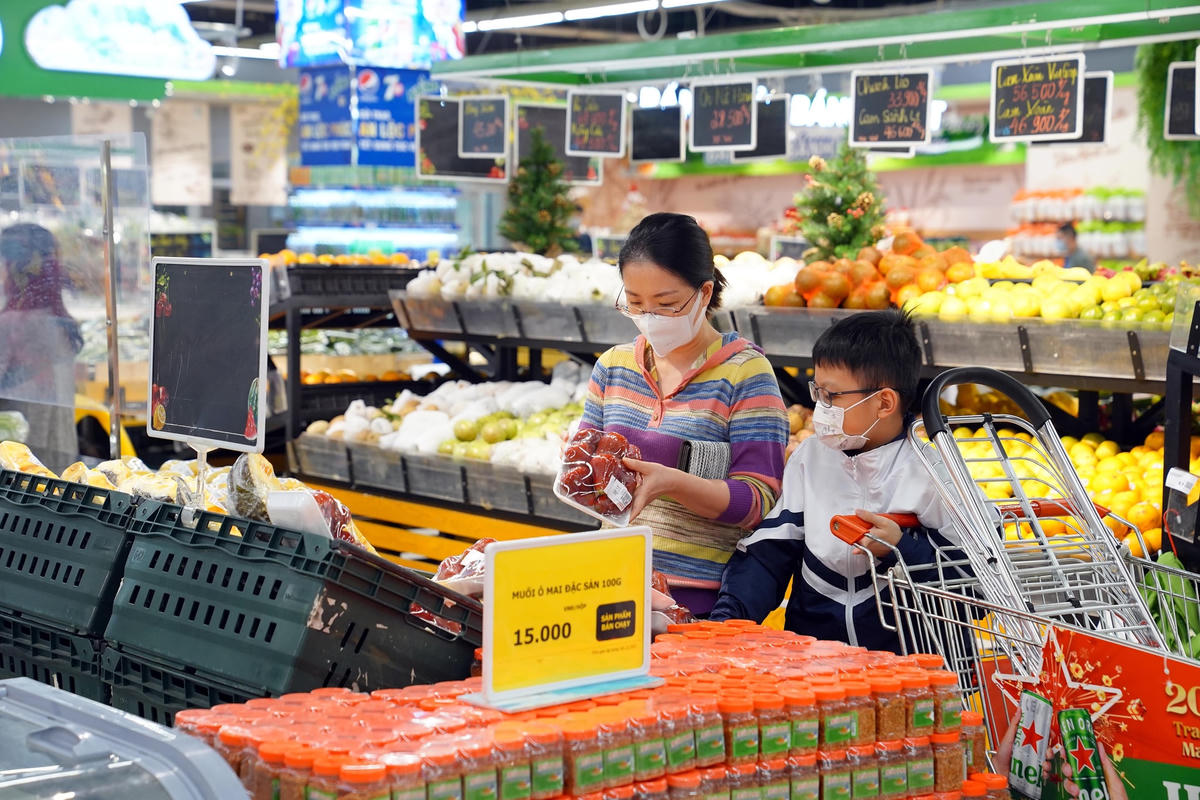 Các siêu thị mini, cửa hàng tiện lợi đang trở thành điểm đến mua sắm yêu thích của người tiêu dùng. Ảnh: Quang Vinh.