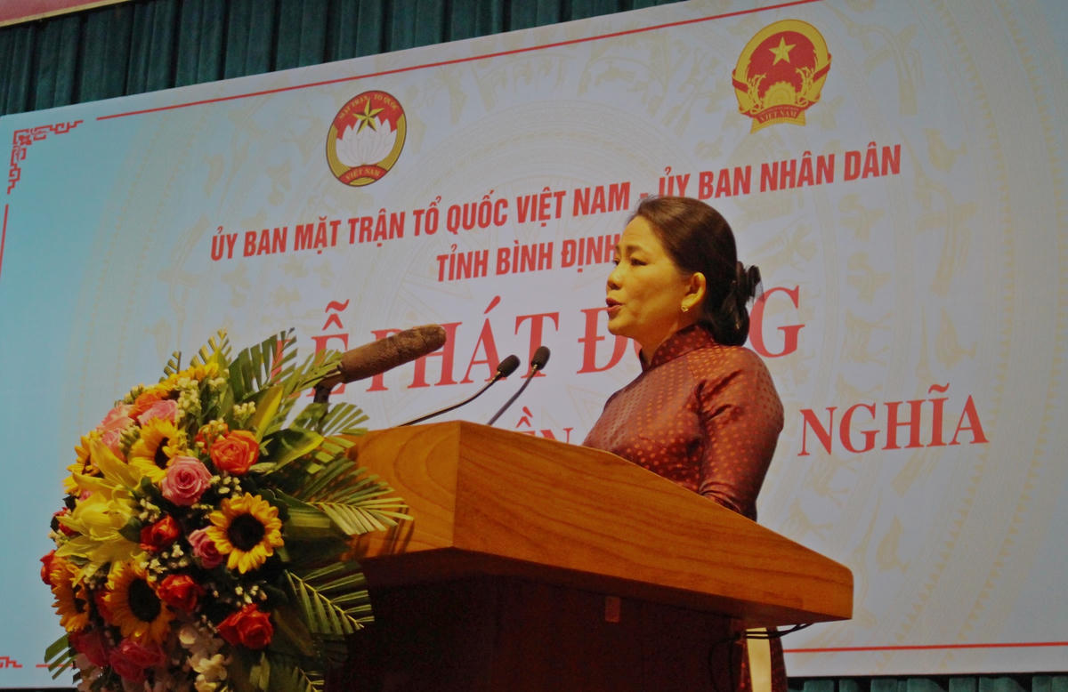 Bà Nguyễn Thị Phong Vũ, Trưởng ban Dân vận Tỉnh ủy, Chủ tịch Ủy ban MTTQ Việt Nam tỉnh Bình Định, kêu gọi ủng hộ Qũy đền ơn đáp nghĩa năm 2022.