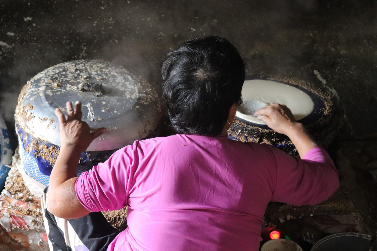 Hàng ngày, những người dân làm nghề phải dậy từ 3h sáng để chuẩn bị các khâu làm bánh và họ thường kết thúc công việc vào khoảng 13h chiều.