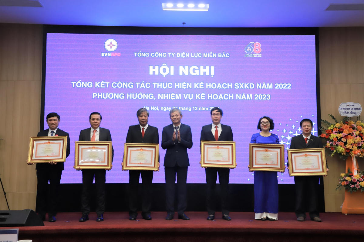 Ông Trần Đình Nhân trao tặng Bằng khen của Thủ tướng Chính phủ cho các cá nhân hoàn thành xuất sắc nhiệm vụ.