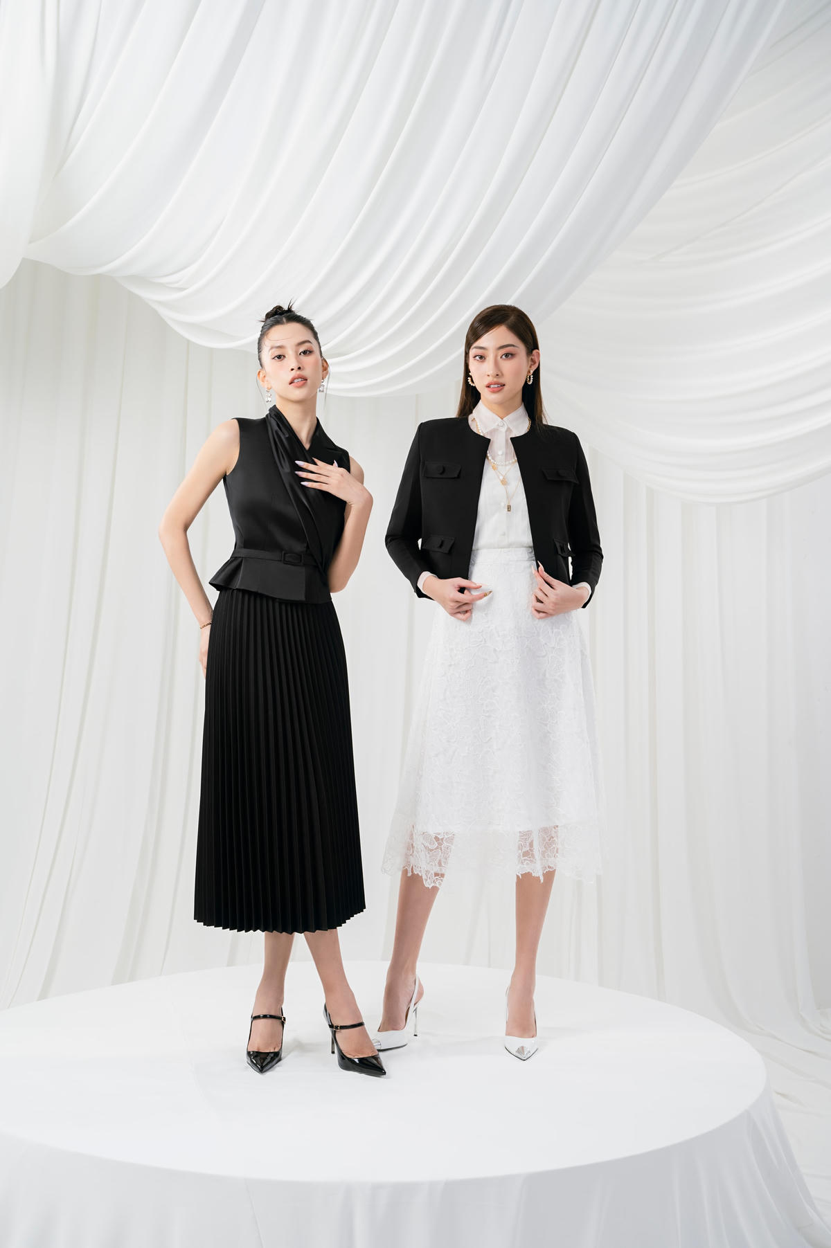 Trong những bộ cánh kín đáo theo phong cách thanh lịch, Tiểu Vy và Lương Thùy Linh vẫn toát lên vẻ đẹp sang chảnh hút mắt người đối diện.