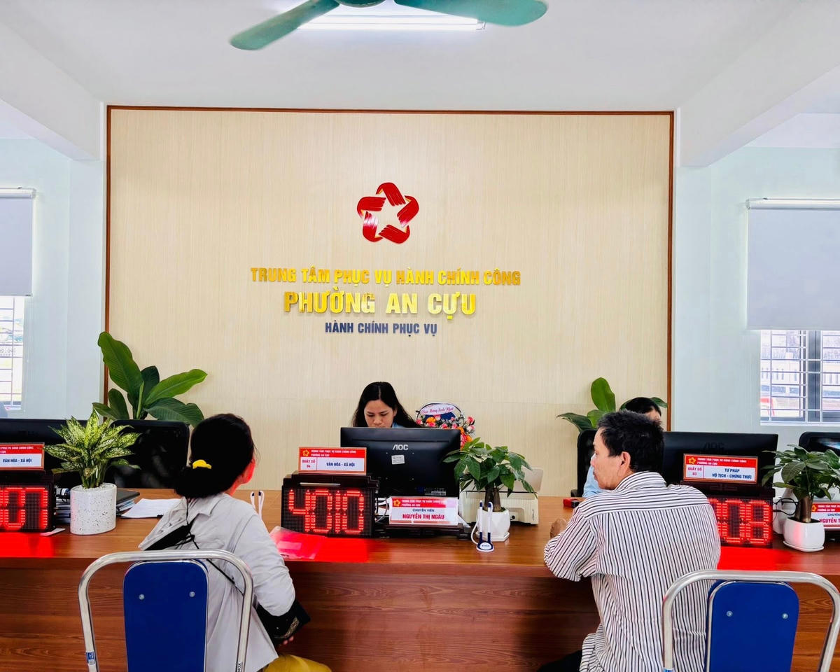 h5_TP Huế luôn xác định lấy người dân làm trung tâm phục vụ, với phương châm làm hết việc, không hết giờ. Ảnh N.Q.