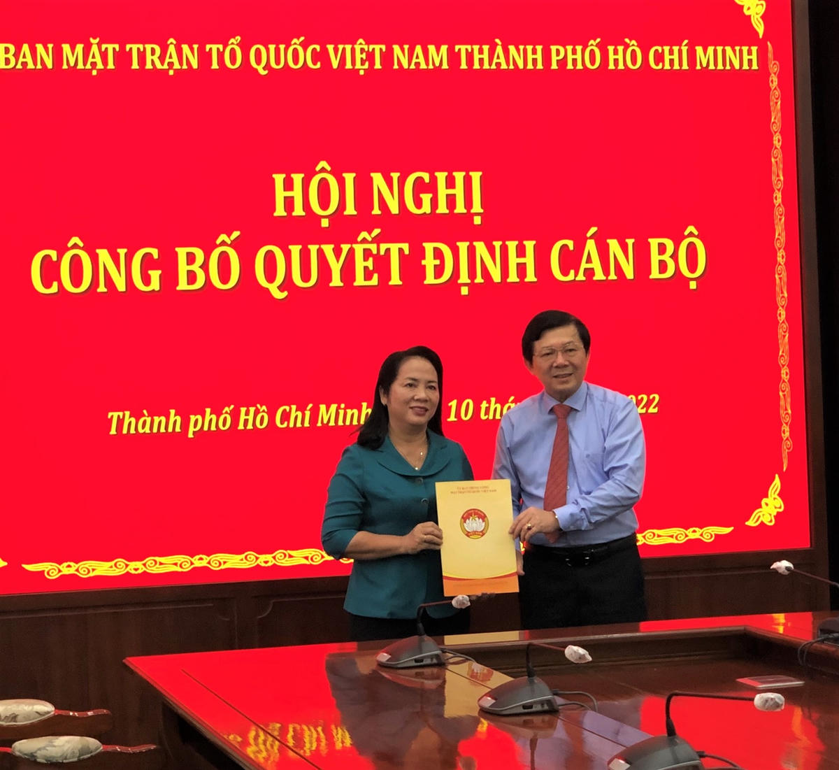 Ông Nguyễn Hữu Dũng, Phó Chủ tịch UBTƯ MTTQ Việt Nam trao quyết định công nhận bà Trần Kim Yến giữ chức Chủ tịch Ủy ban MTTQ Việt Nam TP HCM. Ảnh: Hồng Phúc.