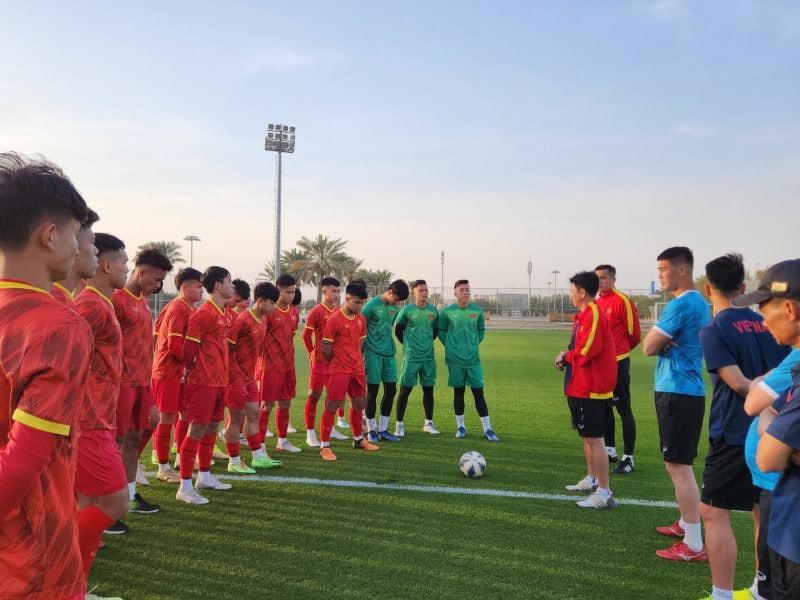 Thầy trò HLV Hoàng Anh Tuấn tập luyện tại Saudi Arabia. Ảnh: VFF.