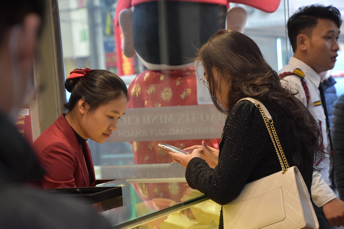 Còn chị Trần Thu Hà (Ba Đình, HN) cho biết: "Do công việc làm ăn kinh doanh cũng như thói quen hàng năm nên năm nào tôi cũng tới đây mua vàng lấy vía. Tuy nhiên, biết trước giá vàng ngày này kiểu gì cũng tăng bất chấp nên tôi chỉ mua 1 chỉ cầu may".