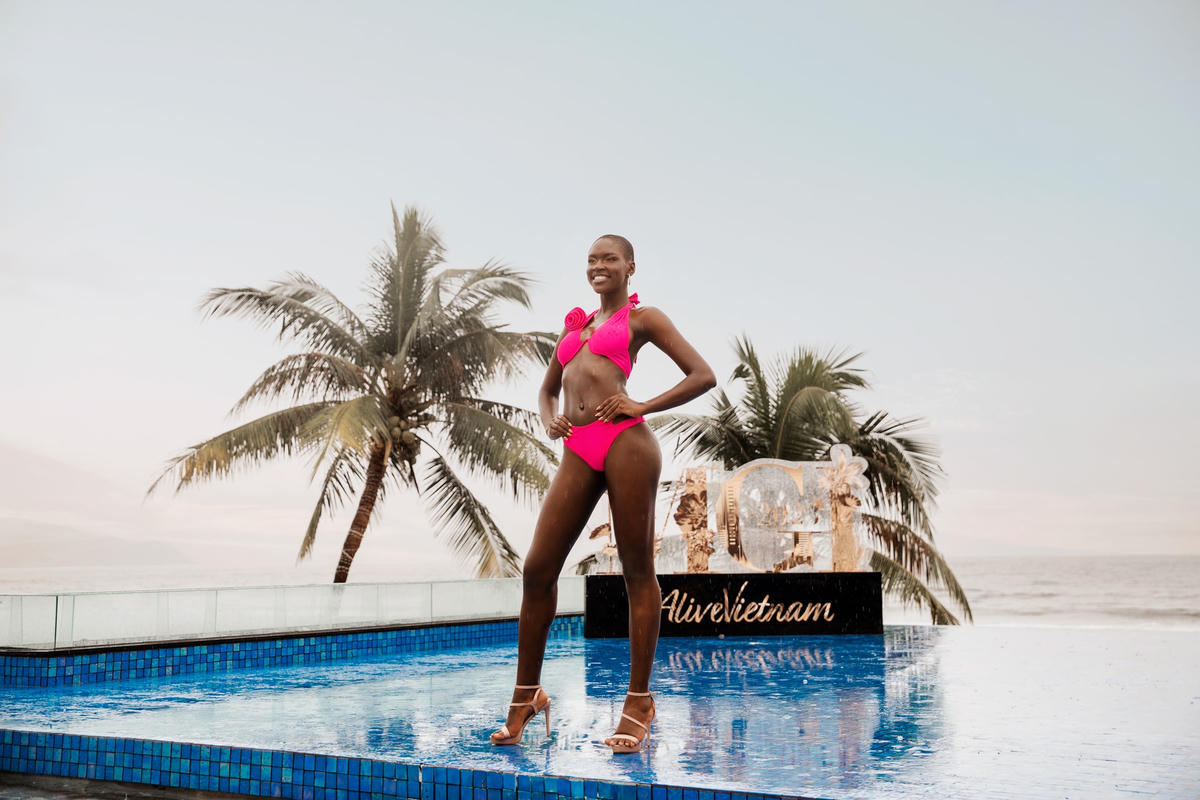 Với địa hình được bao quanh bởi hồ nước, các cô gái không thể hiện sự bồn chồn nào trái lại đều tự tin tiếp nhận thử thách và nỗ lực hoàn thành phần thi.