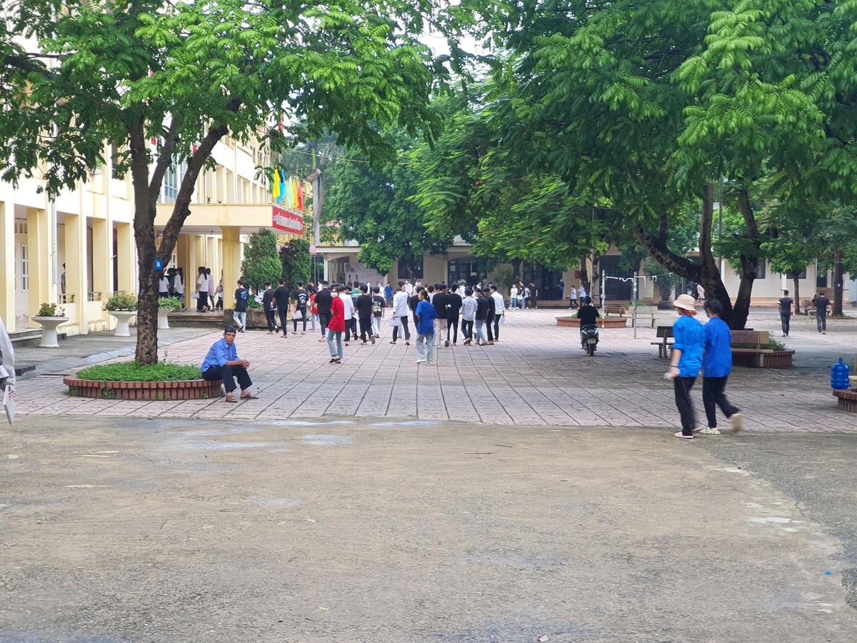 Đúng 7h00' các thí sinh bắt đầu di chuyển về phòng thi của mình để tập trung.