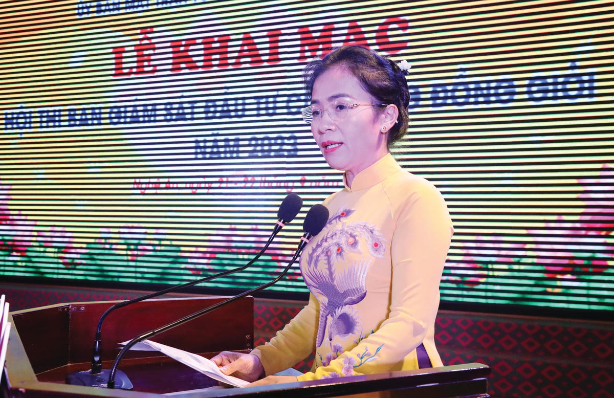 Bà Võ Thị Minh Sinh, Chủ tịch Uỷ ban MTTQ tỉnh Nghệ An phát biểu khai mạc hội thi. Ảnh Điền Bắc