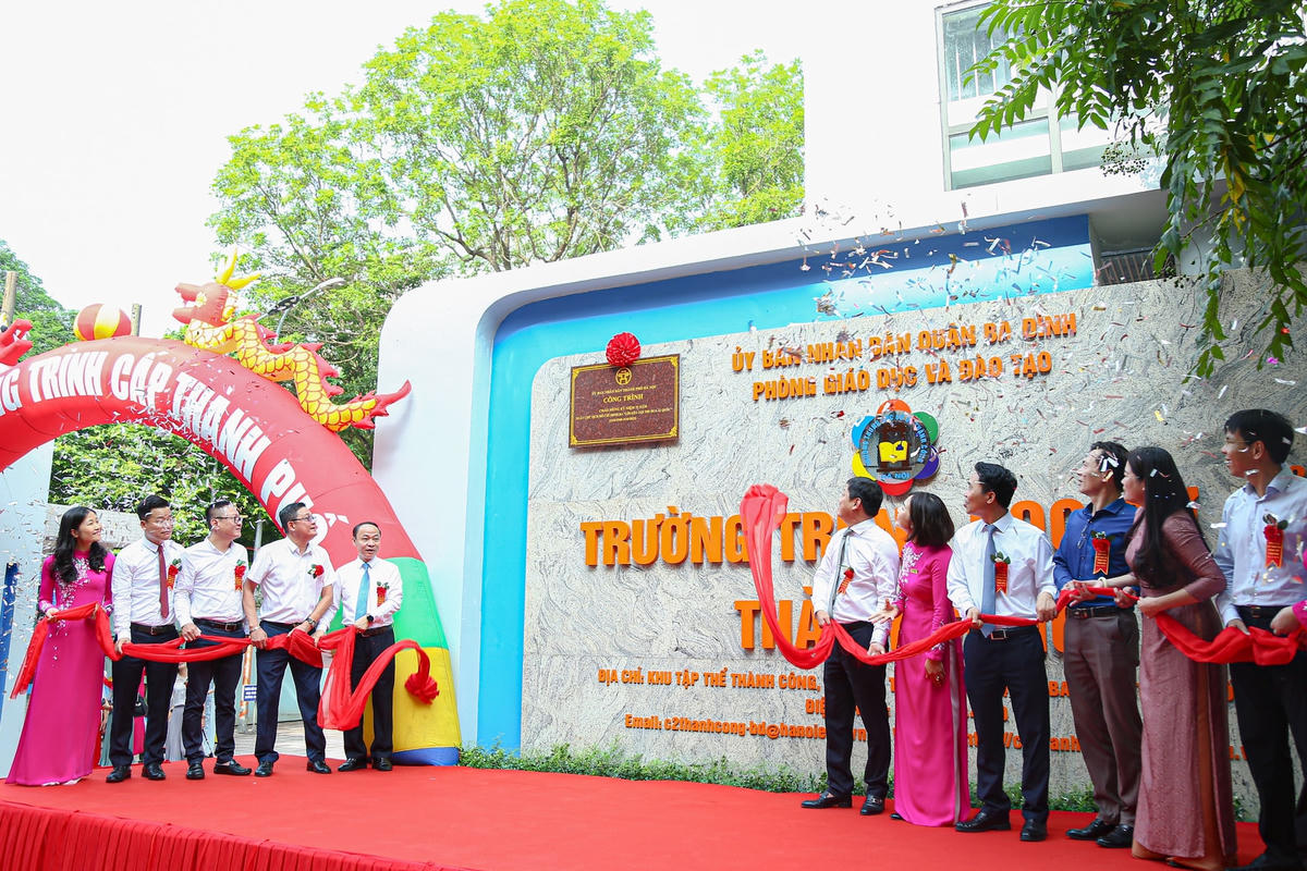 Lãnh đạo Ban Thi đua khen thưởng TP Hà Nội, Sở GDĐT Hà Nội và quận Ba Đình cùng Trường THCS Thành Công thực hiện nghi thức gắn biển công trình.