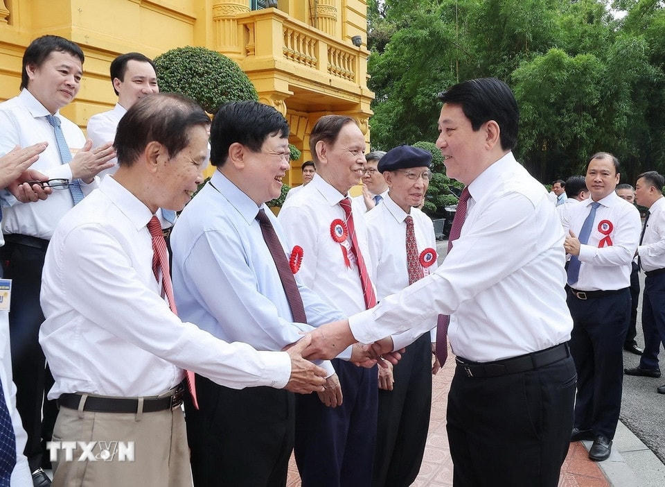 Chủ tịch nước Lương Cường gặp mặt các nhà báo tiêu biểu toàn quốc.(Ảnh: Lâm Khánh/TTXVN)
