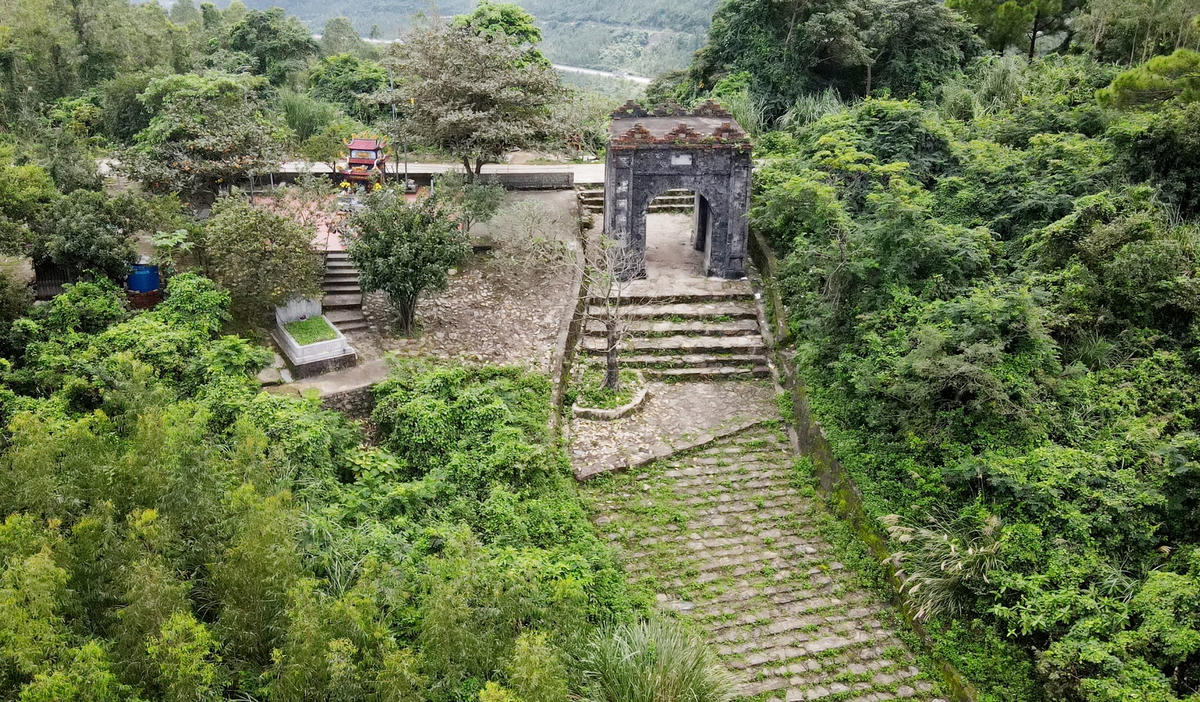 Kiến trúc "Cổng trời" Hoành Sơn Quan có cửa cao 4 m, hai bên thành dài 30 m, nằm phía bên mái núi của tỉnh Hà Tĩnh.
