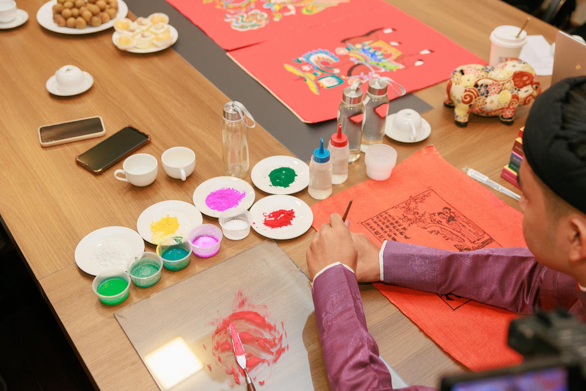 Việc khôi phục dòng tranh dân gian Kim Hoàng là công sức của tất cả các nghệ nhân. 