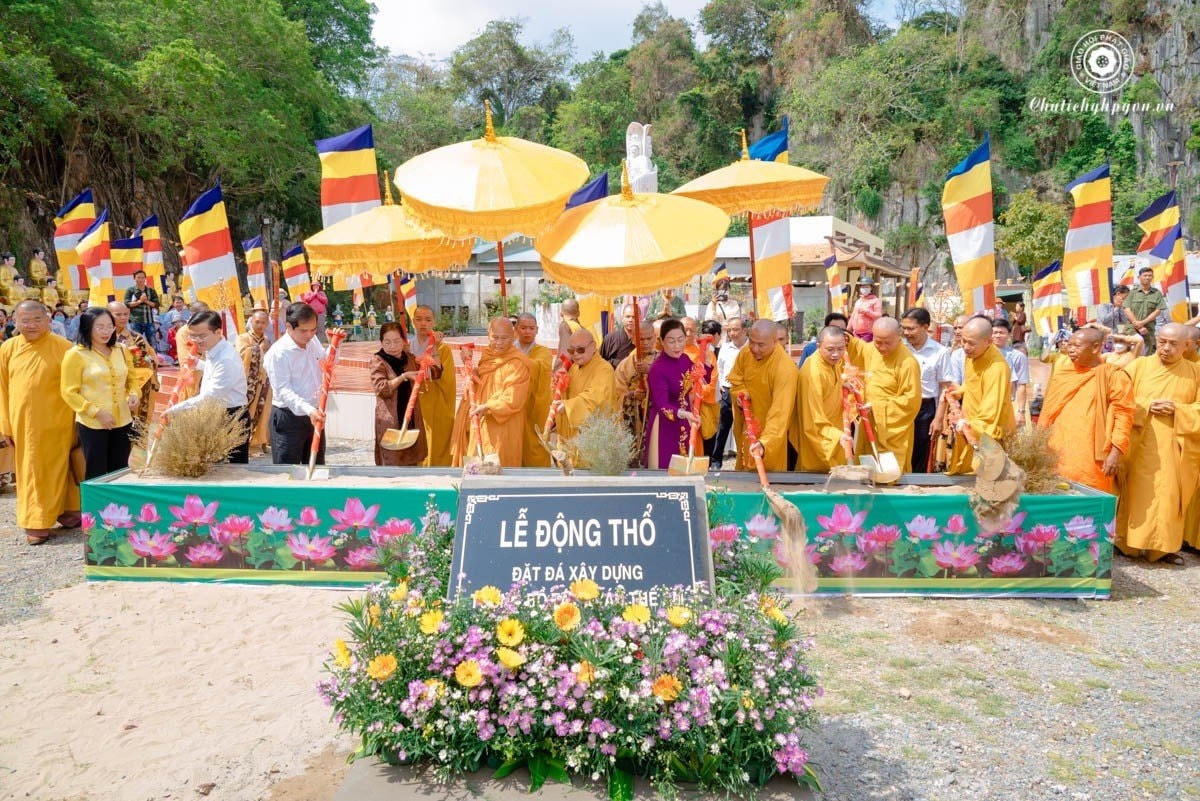 Hòa thượng Thích Thiện Nhơn, Chủ tịch Hội đồng Trị sự GHPG Việt Nam (thứ 7, từ trái qua) tham dự lễ động thổ đặt đá xây dựng công trình ngày 10/3.